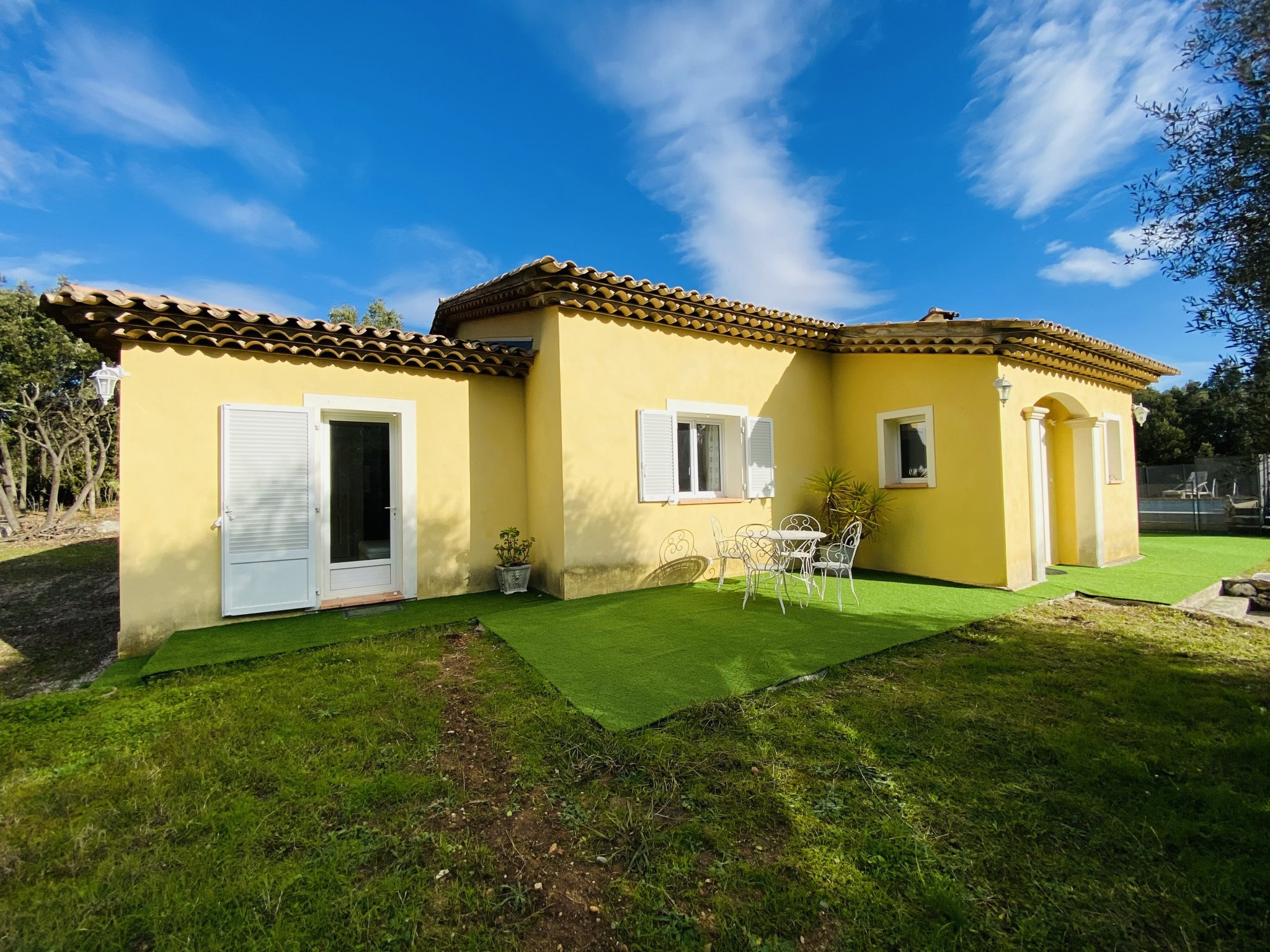 location LA COLLE SUR LOUP Proche village, environnement campagne